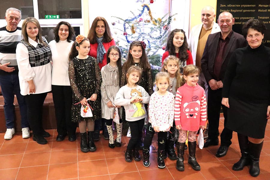Деца от читалище Св. Климент Охридски сътвориха коледен празник в Областна администрация