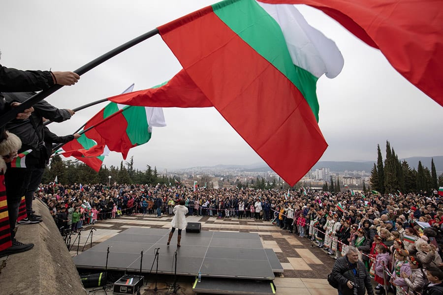Хиляди старозагорци се включиха в паметното шествие с 300-метровия трикольор по повод Националния празник на България