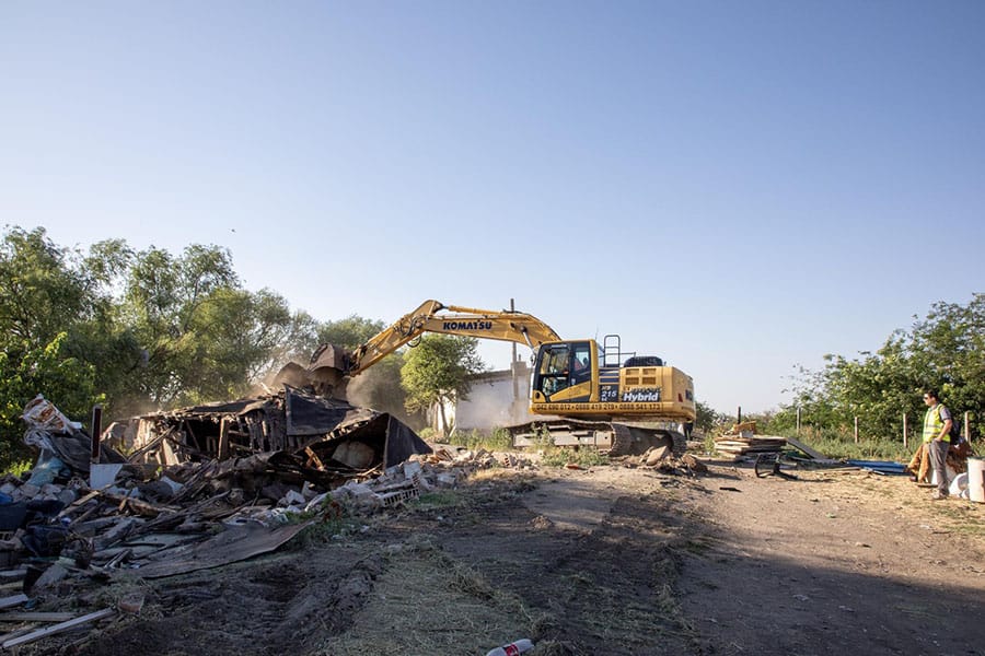Събарят 36 незаконни постройки в района на поречието на река Бедечка в кв. „Индустриален“