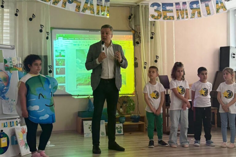 С визита на заместник-кмета Радостин Танев в ДГ „Мир“ започна Седмицата на Земята