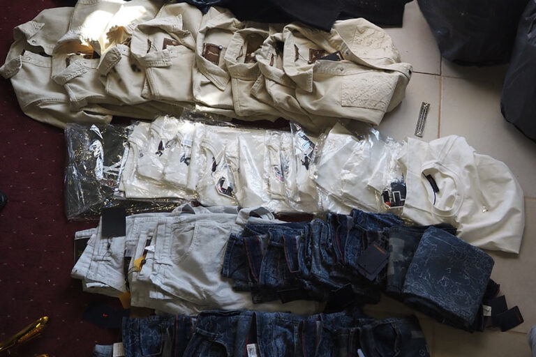 218 дрехи с фалшиви марки иззети от магазин в Стара Загора