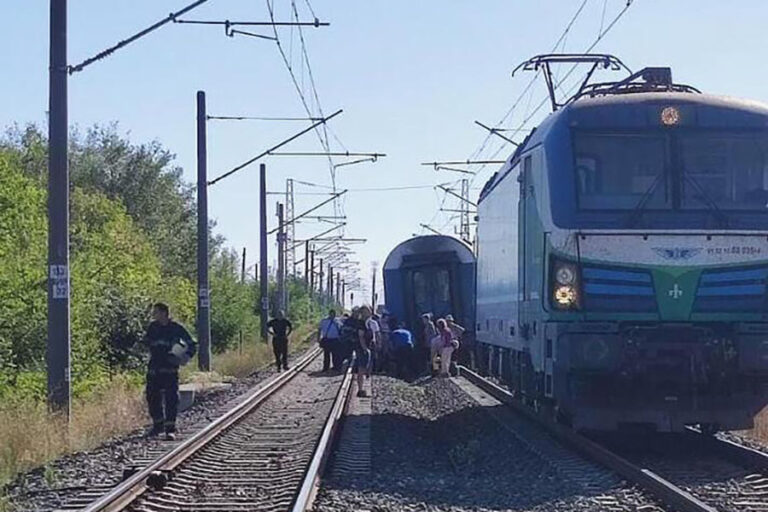 Пътнически влак дерайлира малко преди Стара Загора, движението в участъка е спряно