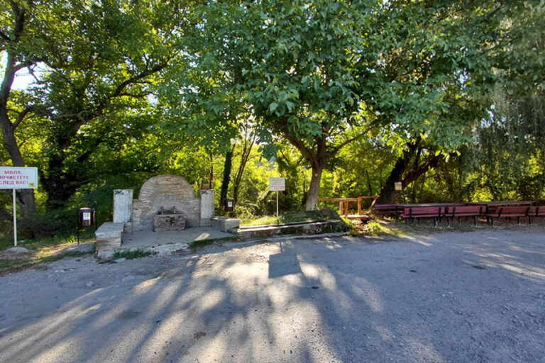 В старозагорското село Змейово изградиха нов кът около емблематичната „Илийчена“ чешма