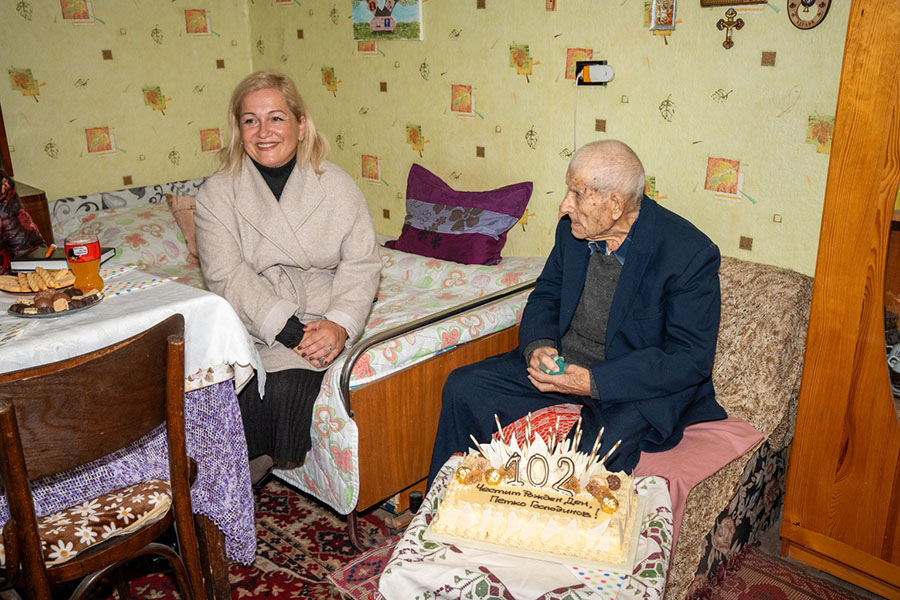 102-годишният Петко Колев от Михайлово посрещна рождения си ден със запазен ум и жизненост