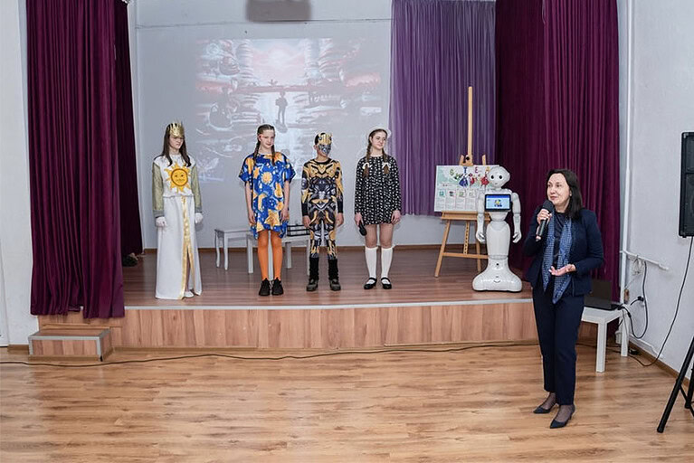 Студенти представят иновативни проекти в новия STEM център в училището.