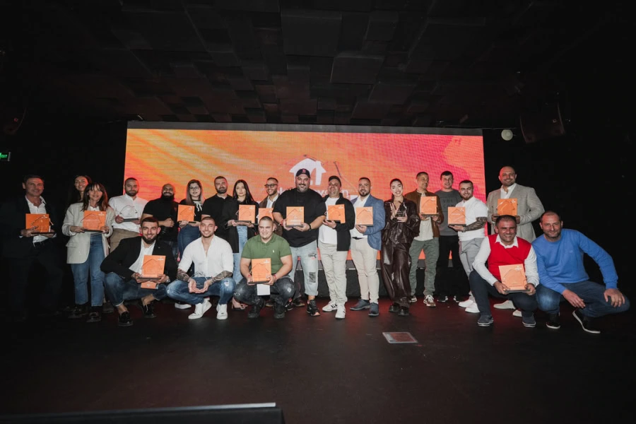 Takeaway.com Awards 2025 отличи най-добрите ресторанти в България, Сандвичака е №1 в Стара Загора победители Takeaway.com Awards 2025 групова снимка ресторанти България