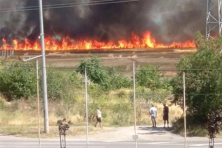 Четири пожарни екипа гасят пожар край „Три чучура - юг“ в Стара Загора
